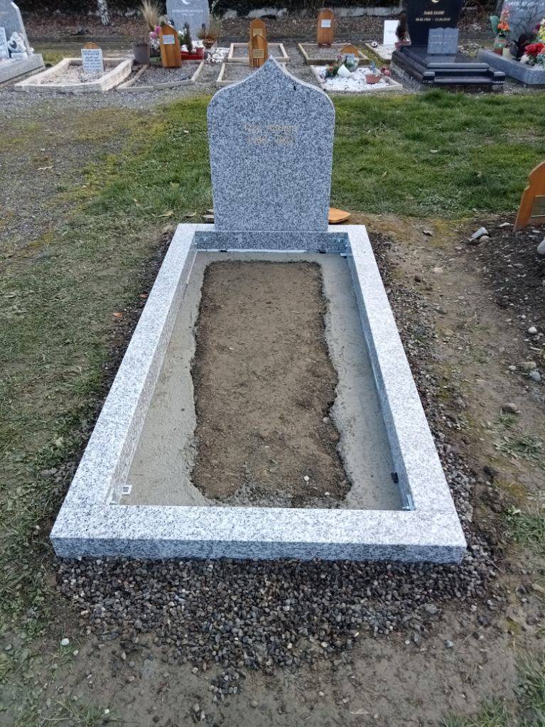 Monument Uparima avec stèle en gris du Tarn, cimetière dans les Hautes-Pyrénés (65)